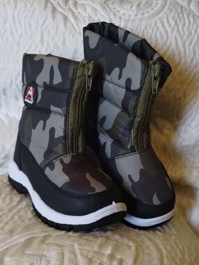 Avalanche Kids' Camo Puffer Boot with Red Logo